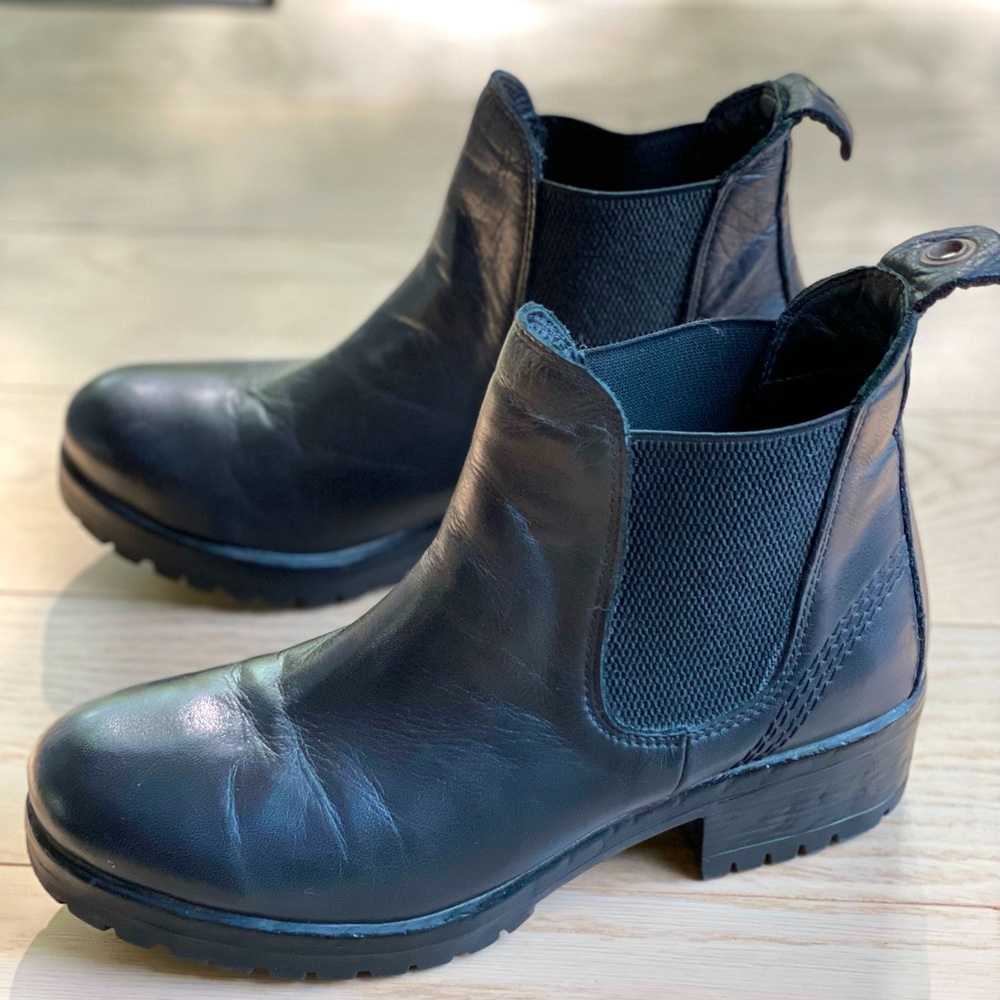 Bueno Chelsea boots size 9